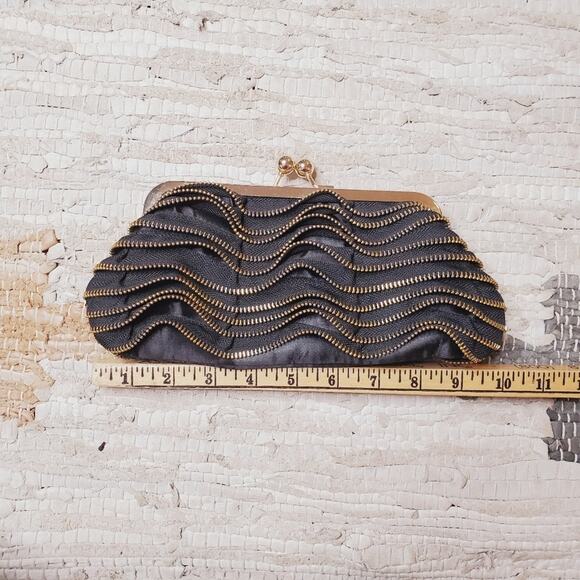 VNTG Susan Faris Black & Gold Zipper Ruffle Clutch - Picture 7 of 8
